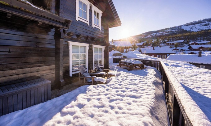 Kviteseid House | Next to the ski slope, in beautiful Vrådal, lies the charming and lovingly furnished holiday home ‘Drømhytte’. From this comfortable vacation home, you can step right into the ski lift.