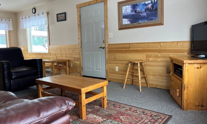 West Yellowstone House | Nez Perce Creek Cabin 122C, Cozy 2 Bedroom 1.5 Bath 6 Blocks to Yellowstone