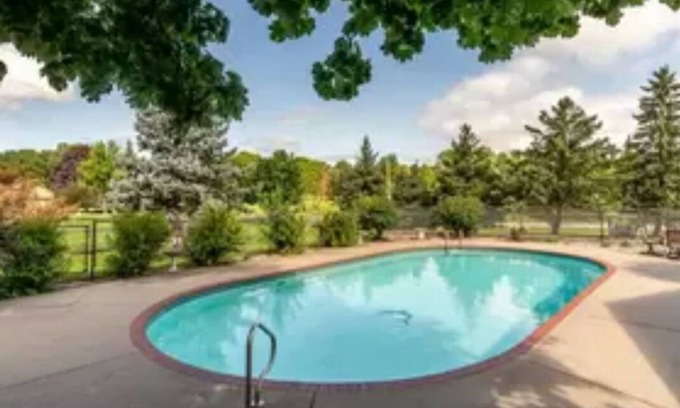 Winneconne House | NFL Draft /EAA Spacious home w/Pool /Sleeps 10