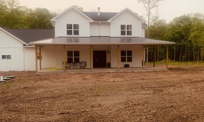Oshkosh House | NFL Draft rental secluded country home 46 miles from away from Lambeau Field.