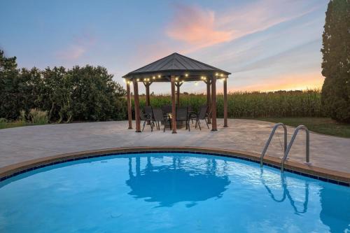 Kaukauna House | NFL Draft Sleeps 30 Large Family or Group Parties