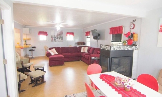 Chippawa Cottage | Niagara Falls cottage, close to all amenities.