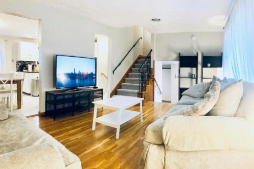 Niagara Falls House | Niagara Falls Quiet Neighborhood Air Conditioning Parking