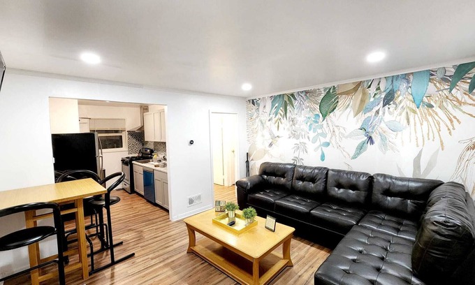 Waukegan House | Nice 2Bedroom Suite: Nearby Navy base, 6Flags