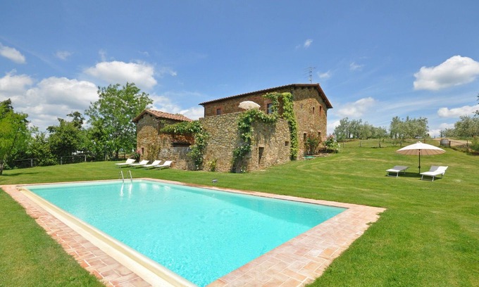 Castelnuovo Berardenga Apartment | Nice apartment for 6 people with pool, WIFI, terrace, pets allowed, panoramic view and parking