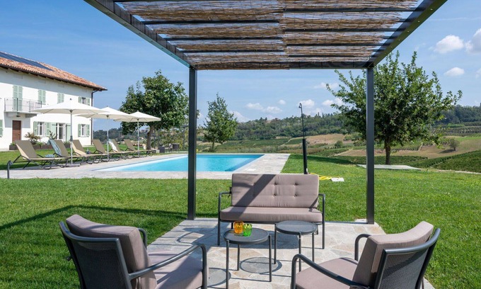 Castagnole delle Lanze Villa | Nice apartment in villa for 4 guests with pool, WIFI, A/C, TV, terrace, panoramic view and parking