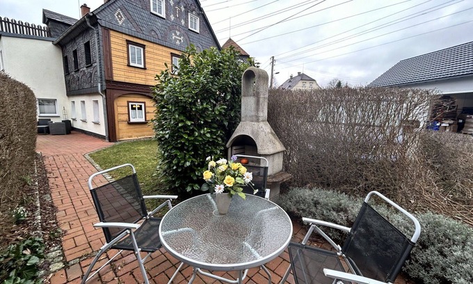 Grossschoenau Apartment | Nice apartment for 3 people with WIFI, TV, patio, pets allowed and parking
