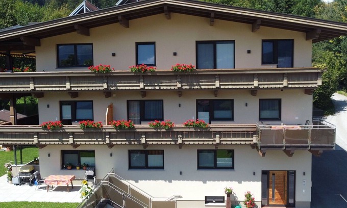 Zillertal Apartment | Nice apartment for 4 guests with WIFI, TV, balcony and parking