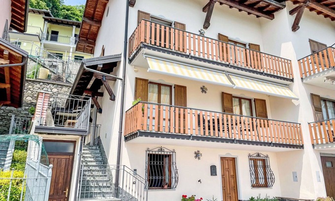 Trezzone Apartment | Nice apartment for 6 people with WIFI, A/C, TV, terrace, pets allowed, panoramic view and parking