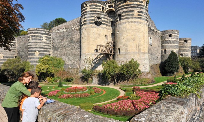 Chinon Apartment | Nice apartment for 6 people with pool, WIFI, TV, terrace, pets allowed and parking