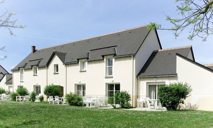 Azay-le-Rideau House | Nice apartment in villa for 4 people with WIFI, pool, TV, terrace, pets allowed and parking