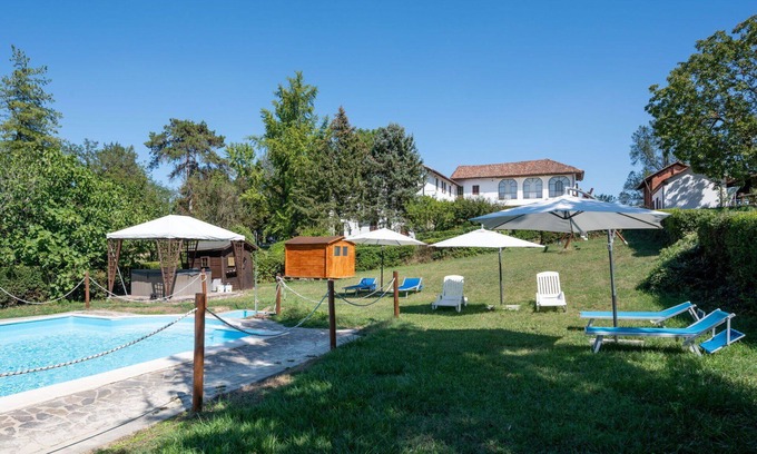 Azzano d'Asti Villa | Nice apartment in villa for 6 people with WIFI, pool, A/C, terrace, pets allowed and parking