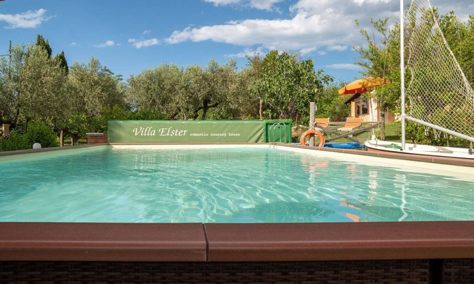 Collecorvino Villa | Nice apartment in villa for 5 guests with pool, WIFI, TV, terrace, pets allowed and parking