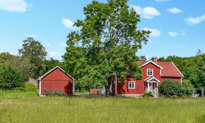Mantorp Apartment | Nice apartment in Mantorp with kitchen