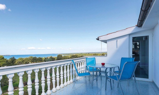 Stinjan Apartment | Nice apartment in Stinjan with kitchen