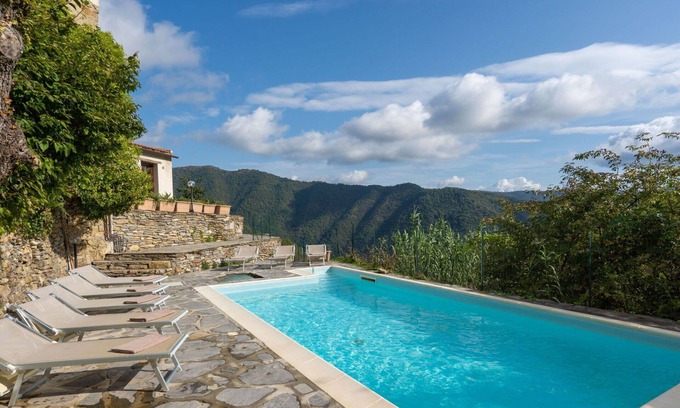Novelli Apartment | Nice apartment for 6 people with WIFI, pool, TV, terrace, pets allowed, panoramic view and parking