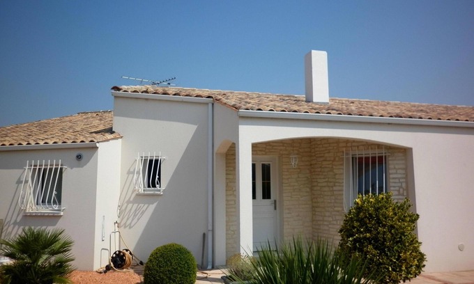 Saint Rogatien House | Nice bright house, quiet, nice garden, private parking, 4 pers max.