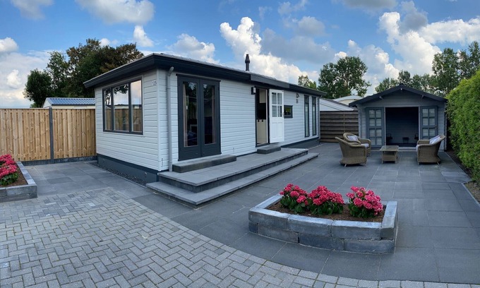 Tzummarum Ski Chalet | Nice chalet with garden in Friesland