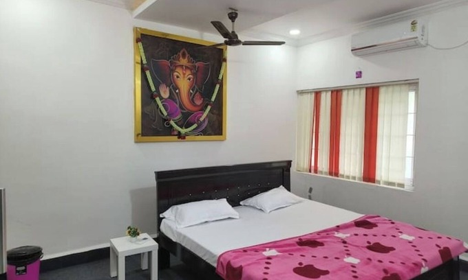 Hyderabad Apartment | Nice CoupleFriendly family 2 bhk Banjara hills rd7