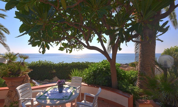 Fontane Bianche House | Nice detached house in a fantastic seafront location. No cleaning fees.