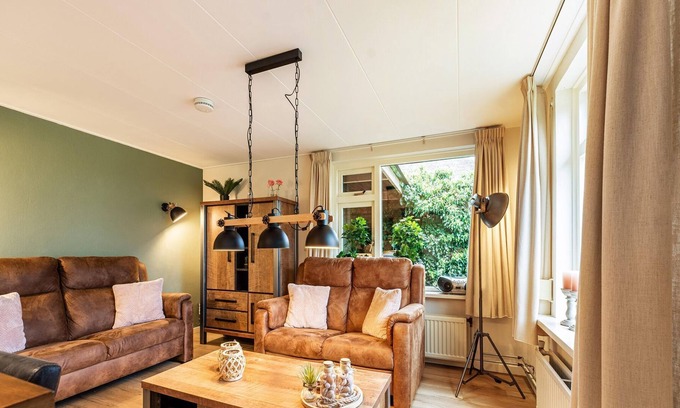 Municipality of Epe House | Nice holiday home in Emst with wellness and garden house