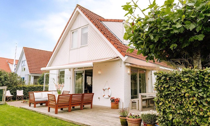 Grou House | Nice holiday home on the water in Grou