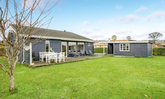Juelsminde House | Nice home in Juelsminde with kitchen