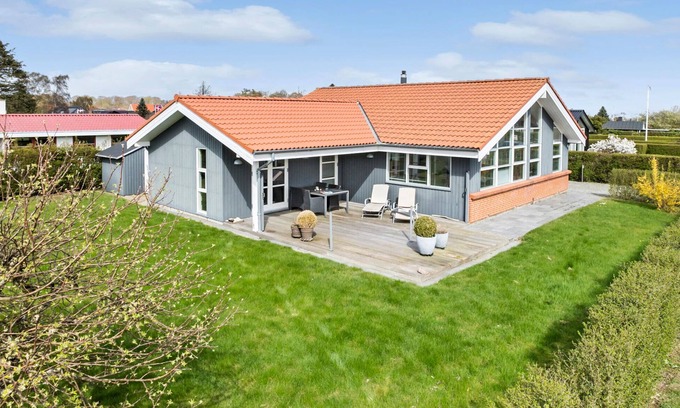 Juelsminde House | Nice home in Juelsminde with kitchen