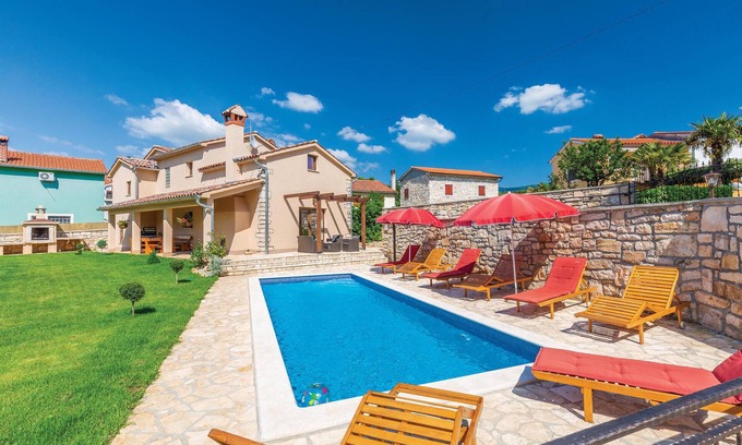 Krsan House | Nice home in Krsan with kitchen