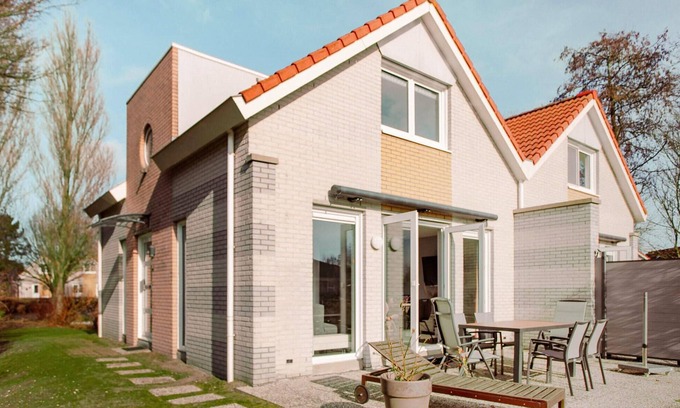 Makkum House | Nice home in Makkum with lake view
