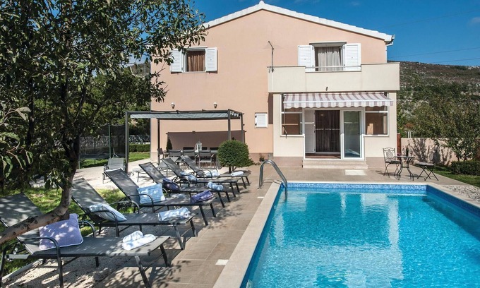 Prugovo House | Nice home in Prugovo with jacuzzi