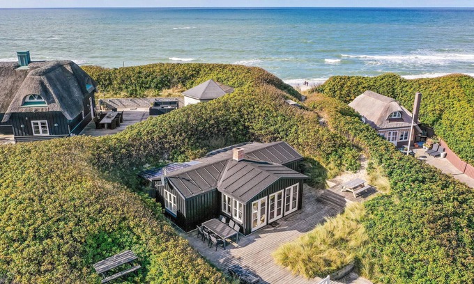 Sondervig House | Nice home in Ringkøbing with kitchen