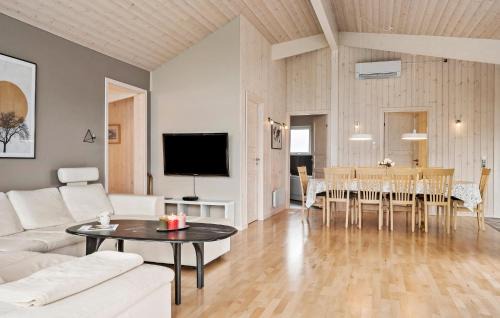 Grønninghoved Strand House | Nice Home In Sjølund With Wifi
