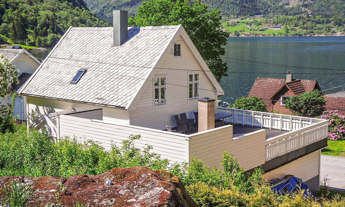 Vik House | Nice home in Vik I Sogn with jacuzzi