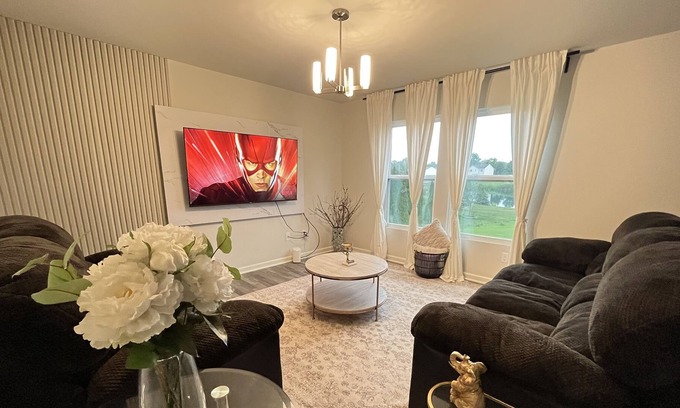 Pontiac House | Nice Home with Serene Water View