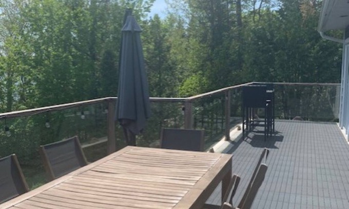 Lac-Sergent House | Nice house directly on the lake. Must be rented 31 days or more.
