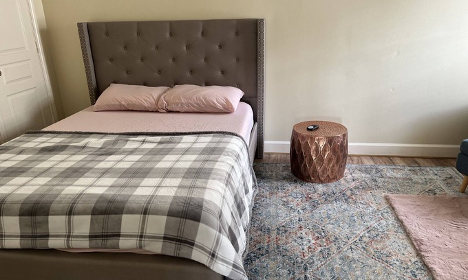 Chelsea Harbour House | Nice luxurious queen bedroom stay at blue water lake 🏡 in center of Sugar land.