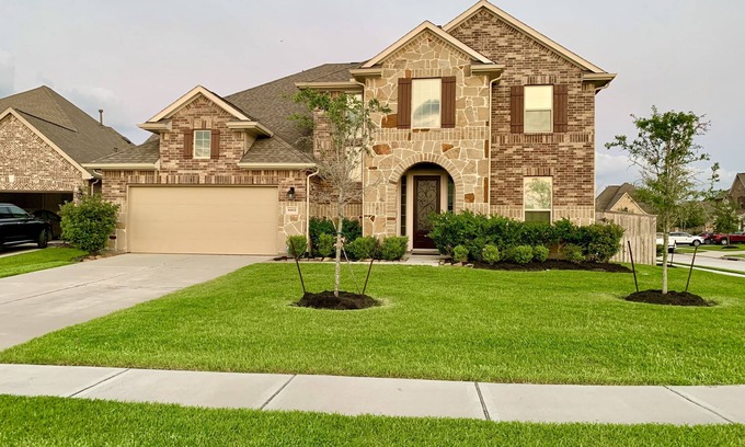 Clodine House | NICE Spacious Modern Home & Beautiful Kitchen; Ms. Pac Man Arcade Game; Foosball