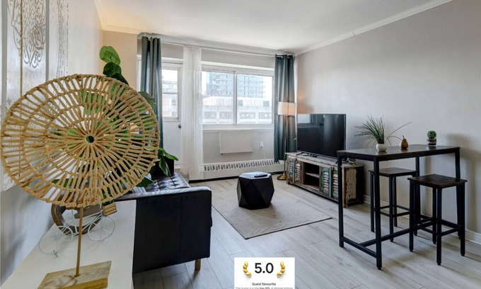 Downtown Montreal Apartment | Nice unit in heart of downtown balcony & view