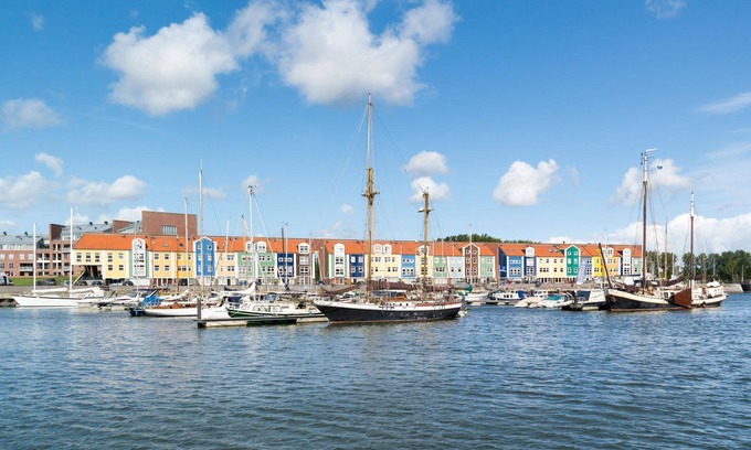 Municipality of Hellevoetsluis Apartment | Nicely furnished 4-pers. apartment with unique harbor view located at Cape Helius holiday park.
