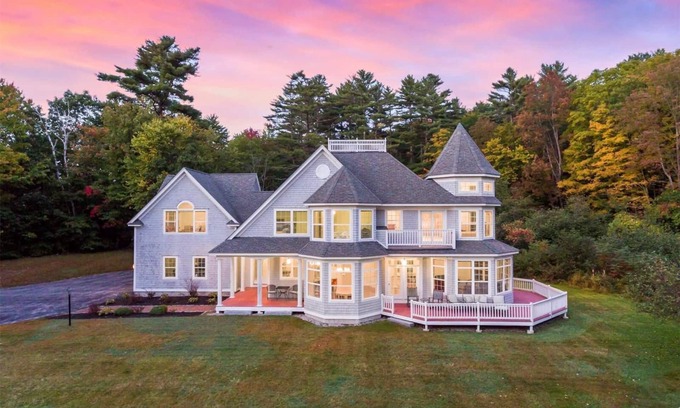 West Poland House | NICEST LAKEHOUSE IN MAINE - PRIVATE BEACH - LUXURY!