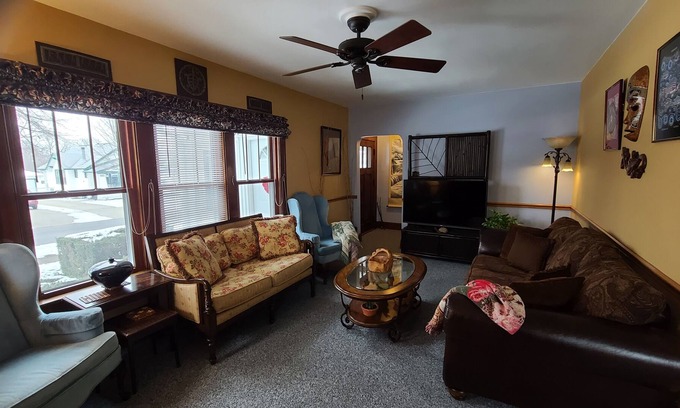 Lombard House | Niche accommodation in Chicago suburb - Oak Room