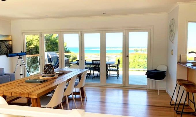 Apollo Bay House | Nicks House · Apollo Ocean Blue FREE WI-FI