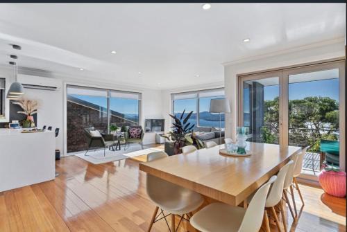 Sandy Bay Villa | Nicolas Escape panoramic views luxury and space