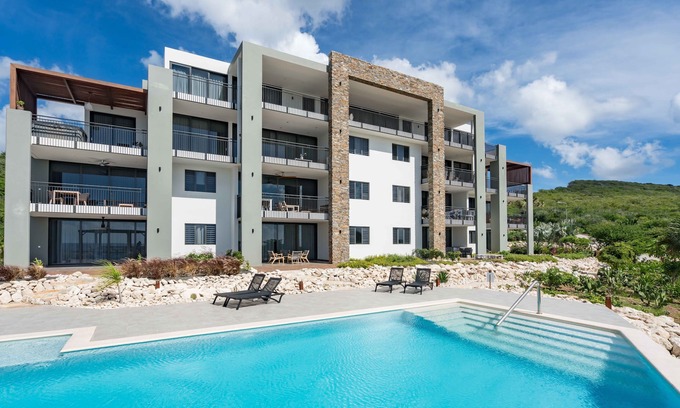 St. Marie House | Nieuw modern ingericht appartement met panoramisch uitzicht op de Caribische zee