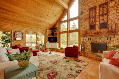 Bryan House | Ninis Love Cottage with Deck and Fishing Pond!