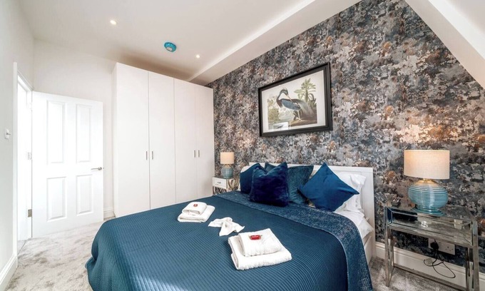 Redcliffe Apartment | Niru Experience Pearl of Ifield Road