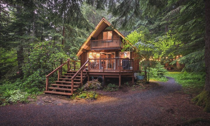 Paradise Estates Cabin | Nisqually Nest Mt Rainier hot tub and sauna