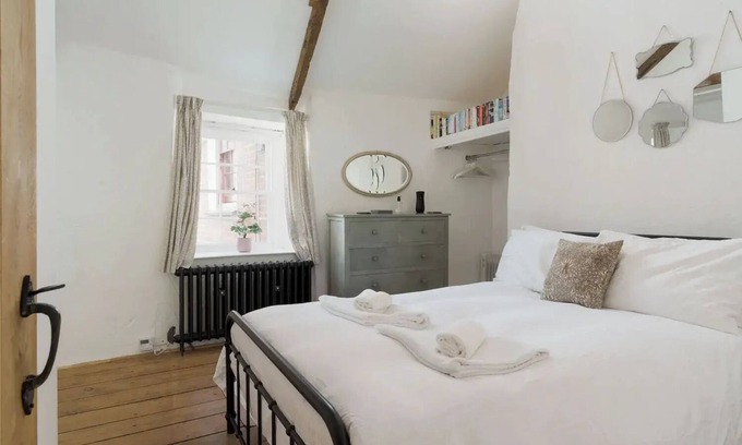 St. Agnes Cottage | nLuxury Cornish Home, Modern Cabin, Central St.Agnes Village, Sleeps 8, Nr Beach