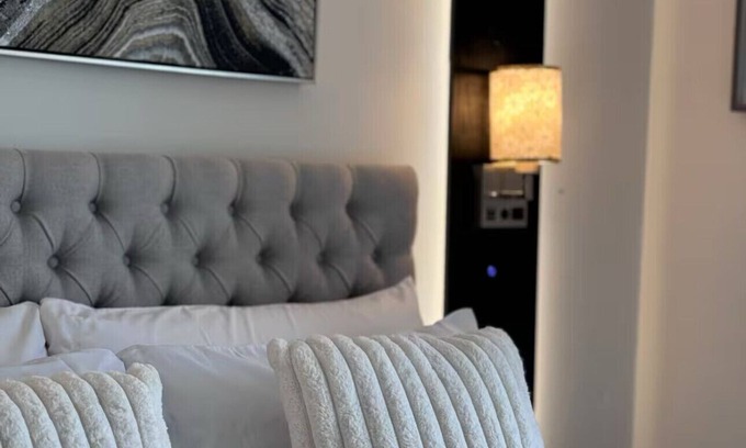 Upper East Side Apartment | nModern 2BR with Fireplace &Fitness & Lounge